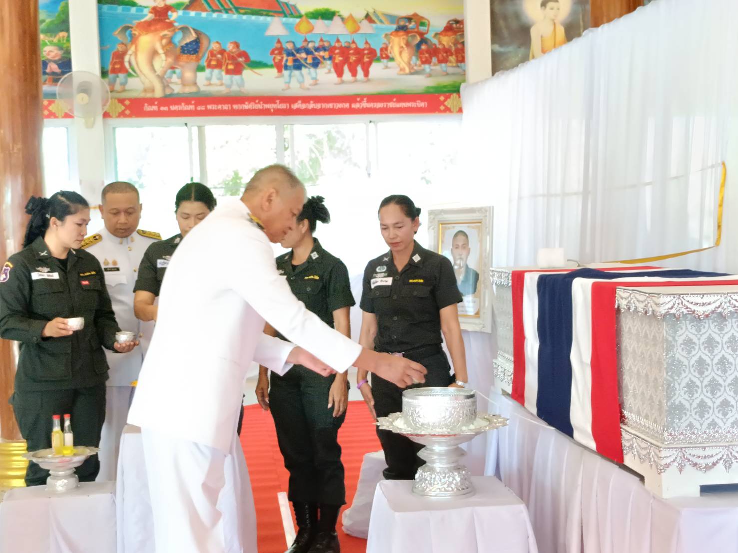 title - พระบาทสมเด็จพระเจ้าอยู่หัว พระราชทานน้ำหลวงอาบศพ และพวงมาลาพระราชทาน ไปวางที่หน้าหีบศพ พลทหารทิวตะวัน พลเยี่ยม วีรบุรุษผู้ปกป้องอธิปไตยชาติ